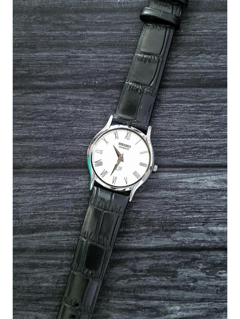 Rare Vintage Slim Seíko Round‎ Roman Dial Slv Blk  Mens Watch